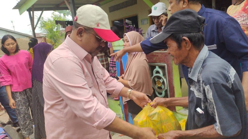 Aunur Rafiq Salurkan Sembako untuk Warga Terdampak Banjir Karimun