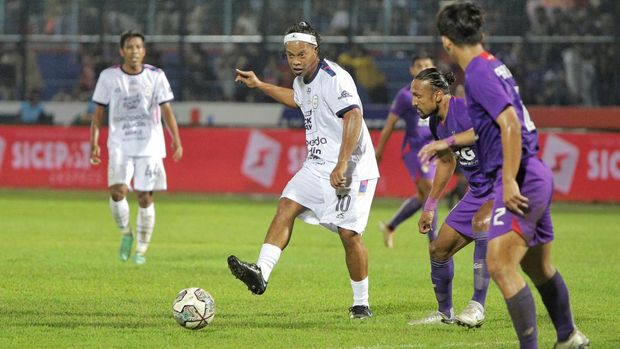 Cerita Ronaldinho Main Bola di Indonesia