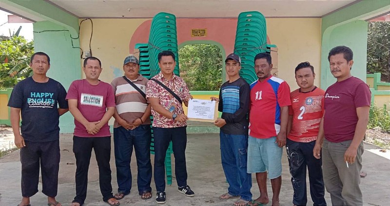 PT Timah Serahkan Bantuan Kursi untuk Warga Desa Gemuruh Karimun