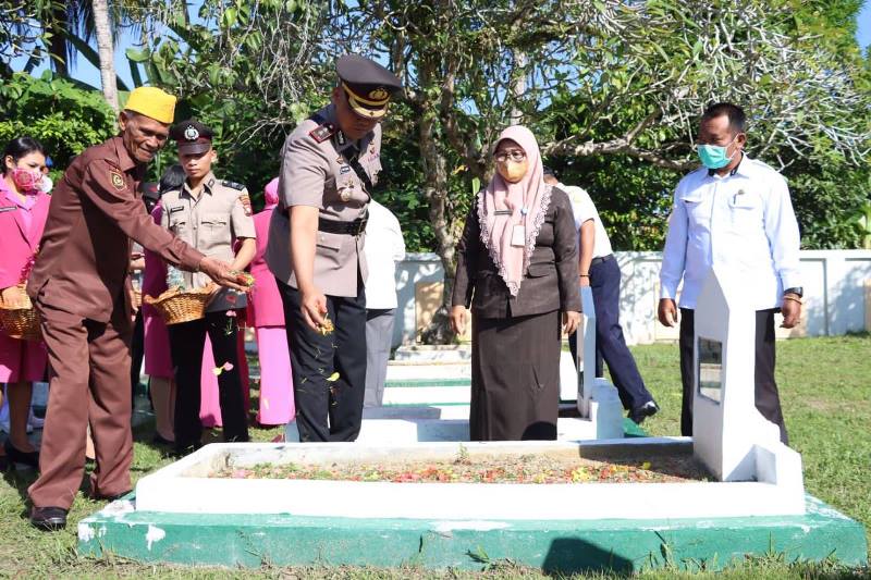 Hari Bhayangkara: Polres Karimun Ziarah di TMP Kundur