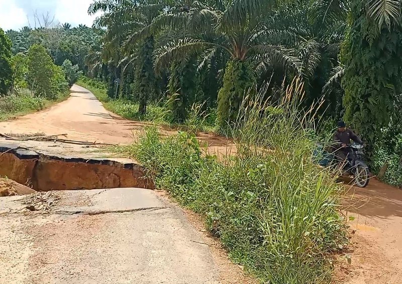 Jalan Tirta Madu Ambles, Akses Batu 18 Kijang-Gesek Terancam Putus