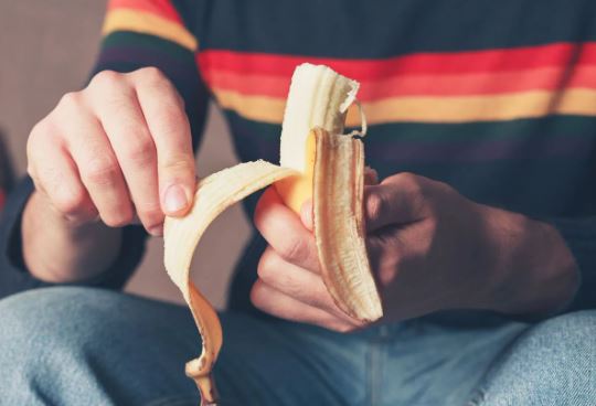 Terlalu Sensual Saat Makan Pisang, Pegawai Ini Dilaporkan ke HRD