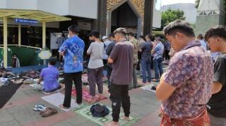Ribuan Umat Muslim di Bandung Salat Gaib untuk Anak Ridwan Kamil