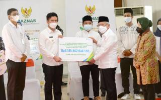Wapres Serahkan Manfaat Program BPJamsostek Senilai Rp 2,2 Miliar di Surabaya