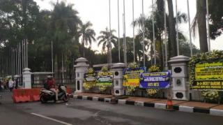 Karangan Bunga untuk Eril Penuhi Rumah Dinas Ridwan Kamil