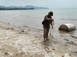 Gulungan Bahan Tisu Cemari Pantai Pongkar Karimun