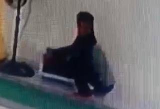 Seorang Pria Terekam CCTV Bobol Kotak Amal Masjid di Meral Karimun