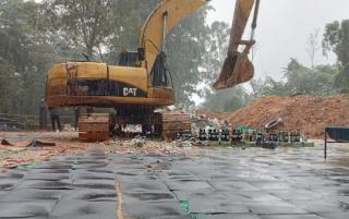 Alat Berat Musnahkan Mikol Ilegal Sitaan Bea Cukai Tanjungpinang