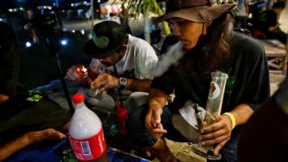 Gelak Tawa Warga Hirup Asap di Festival Ganja Thailand