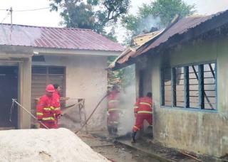 Rumah Penjual Durian di Meral Karimun Hangus Dilalap Api