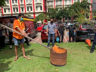 Disaksikan Polisi, Pria Ini Bakar 2 Kg Ganja di Mapolda Kepri