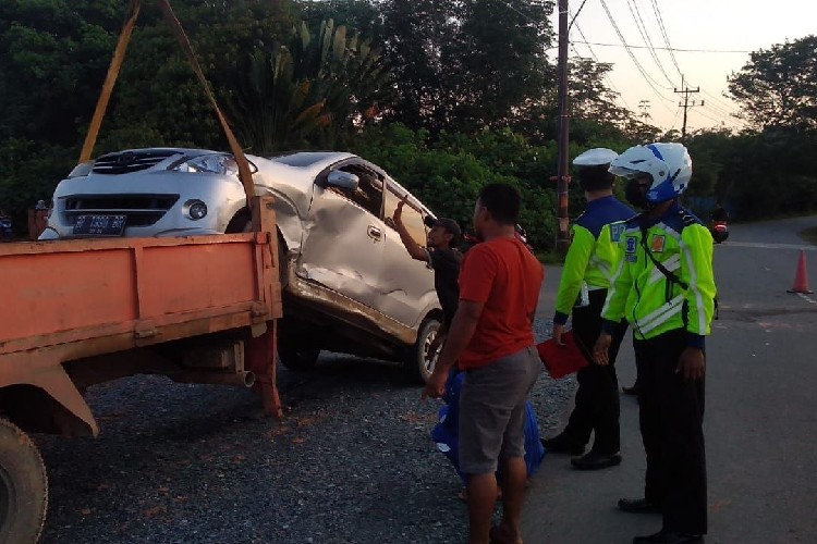 Ngebut, Toyota Calya Tabrak Avanza di Bintan Timur