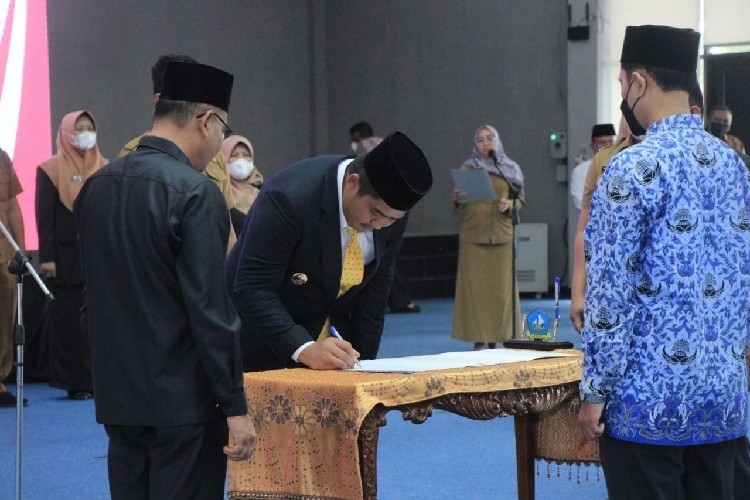 Bupati Roby Lantik 28 Kepsek SD-SMP Baru di Bintan