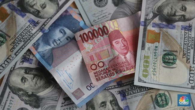 Rupiah Makin Keok, Tembus Rp 15 Ribu Per Dolar AS