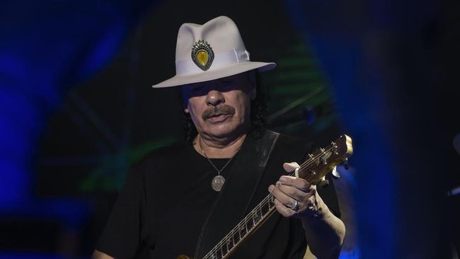 Kena Dehidrasi, Gitaris Carlos Santana Pingsan saat Konser