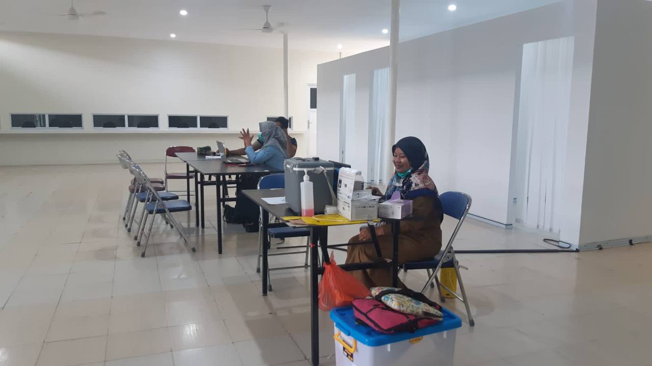 Aturan Belum Berlaku, Gerai Vaksin Booster di Bandara Hang Nadim Masih Sepi