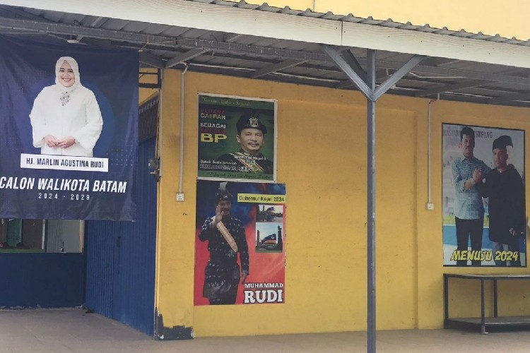 Rudi-Marlin Kompak Pasang Spanduk Jelang Pemilu 2024