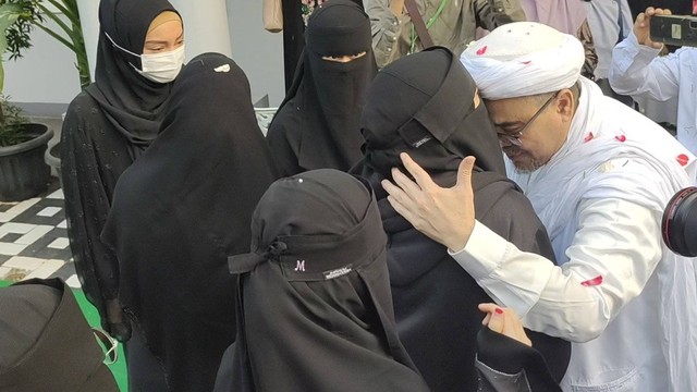 Bebas Bersyarat, Istri, Anak dan Menantu Sambut Habib Rizieq