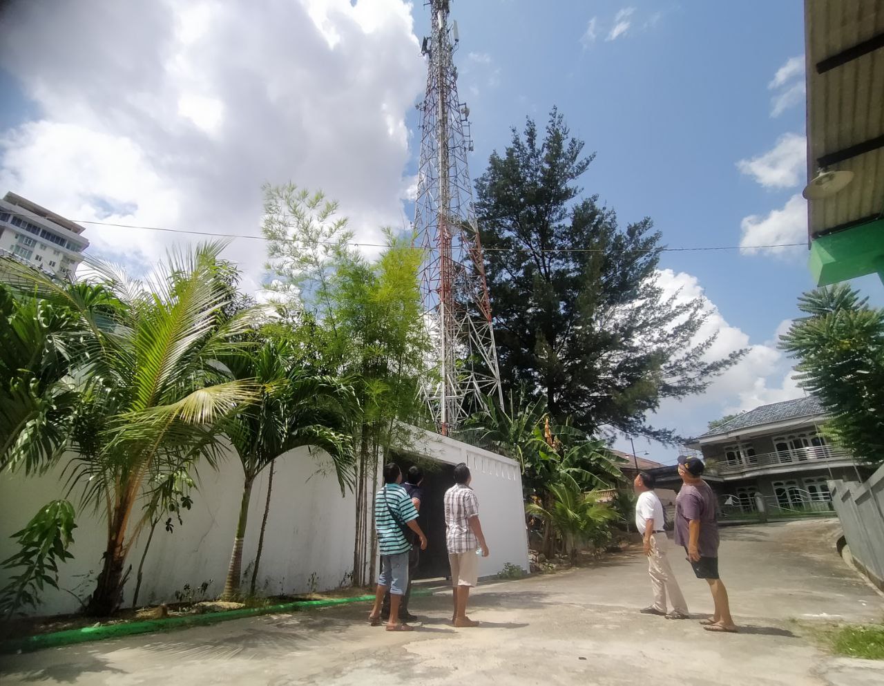 Warga Perum Baloi Kusuma Minta Tower Tua Milik Indosat Dibongkar