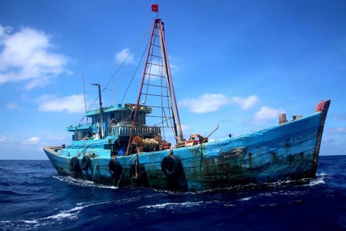 KRI Cut Nyak Dien Tangkap Kapal Ikan Vietnam di Laut Natuna Utara