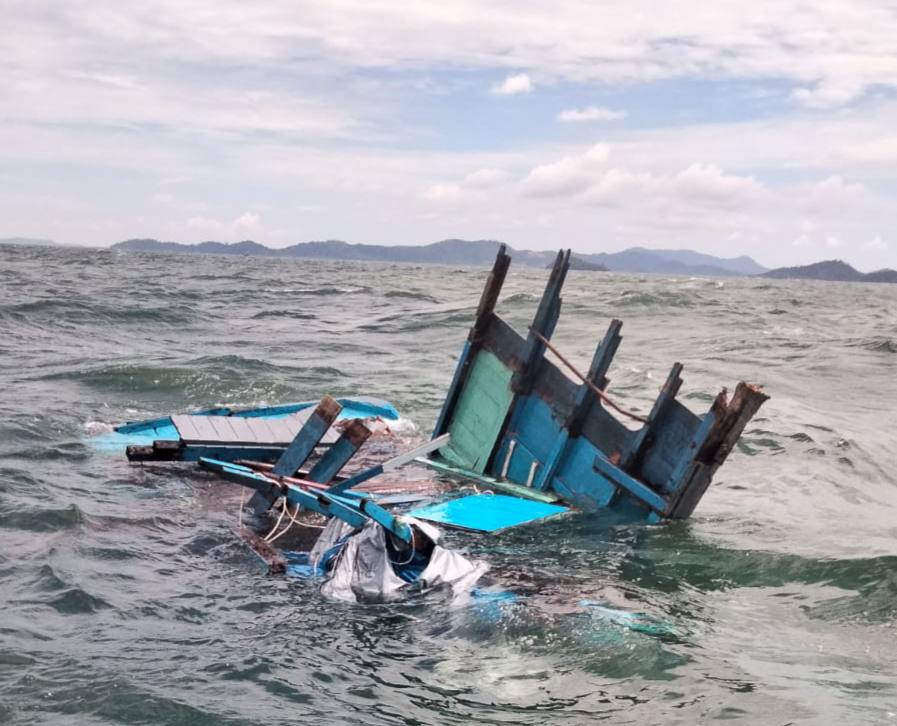 Kapal Pengangkut Sayur Tenggelam Dihantam Gelombang di Perairan Moro