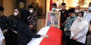 Tiba di Tanah Air, Presiden Jokowi Langsung Takziah ke Rumah Duka Tjahjo Kumolo