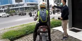 Dunia Terbalik, Polisi Lalu Lintas 