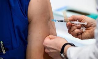 Epidemiolog Dukung Vaksinasi Booster jadi Syarat Masuk Fasilitas Publik