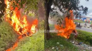 Mobil Sedan Terbakar Usai Nyungsep Masuk Parit di Batu Aji
