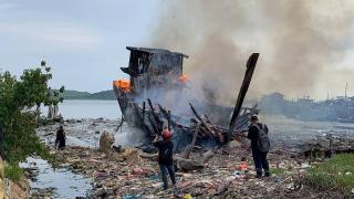 Kapal Kayu Terbakar di Pantai Sei Pasir Karimun