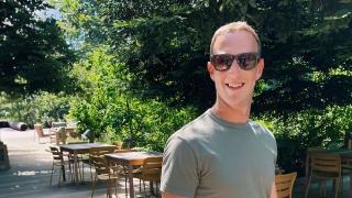 Mark Zuckerberg Pamer Kacamata untuk Chat WhatsApp