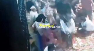 Alamak, Motor Nyelonong ke Acara Tahlilan Lindas Sajian Makanan