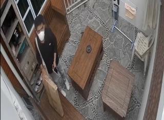 Maling Paket Barang Online Terekam CCTV di Kosan Baloi Batam