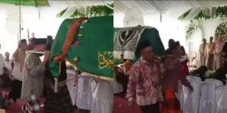 Viral Rombongan Pengantar Jenazah Lewat di Depan Pelaminan
