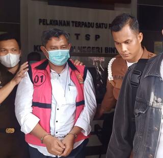 Penampakan Kadis Perkim Bintan Hery Wahyu Pakai Rompi Tahanan