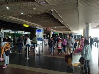 Penumpang di Bandara Hang Nadim Tak Persoalkan Aturan Wajib Booster