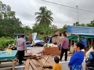 Puting Beliung Rusak Belasan Rumah Warga dan Tumbangkan Tiang Listrik di Karimun