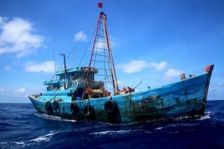 KRI Cut Nyak Dien Tangkap Kapal Ikan Vietnam di Laut Natuna Utara