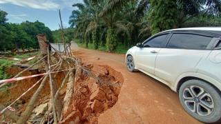 Perbaikan Asal-asalan, Jalan Tirta Madu Bintan Ambles Lagi 