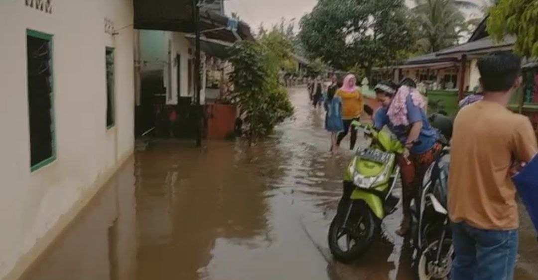 Banjir di Kijang Bintan, Kendaraan Parkir di Depan Toko Nyaris Hanyut