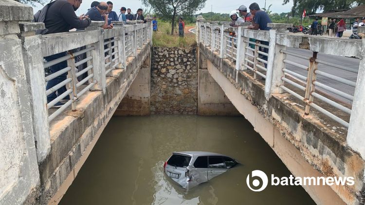 Avanza Nyungsep Masuk Parit Kolong Jembatan di Karimun