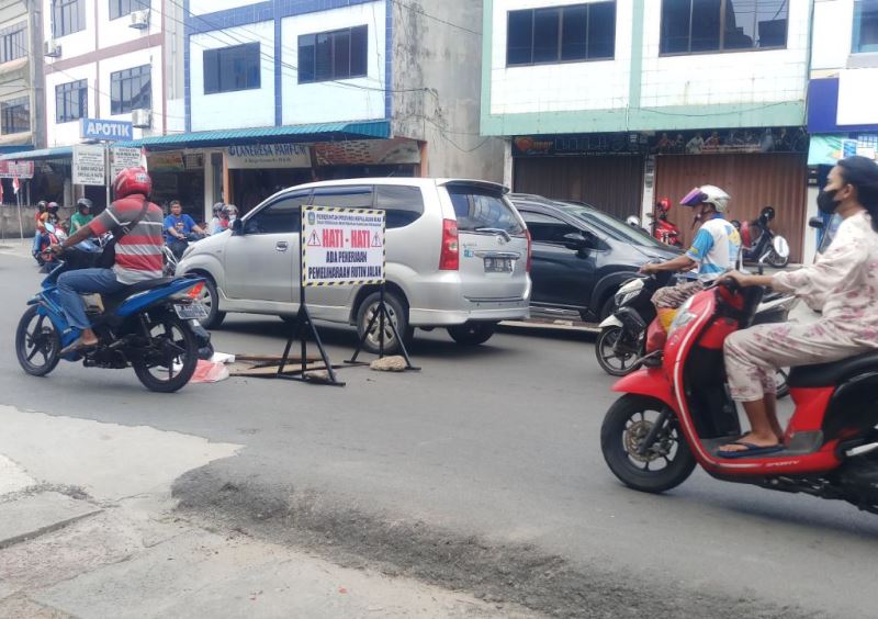 Lubang Berdiameter 1 Meter Menganga di Jalan Katamso Tanjungpinang