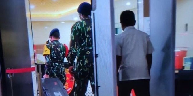 Koper Hitam Berisi Barang Bukti Kejahatan Ferdy Sambo