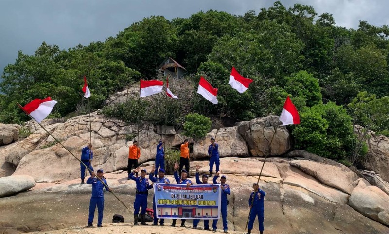 Merah Putih Berkibar di Pulau Perbatasan Karimun-Malaysia
