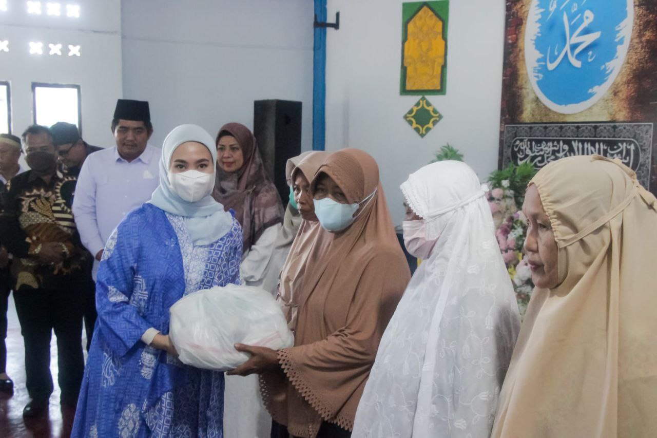 1.070 KK di Kecamatan Gunung Kijang Terima Bantuan Pakaian dan Sembako