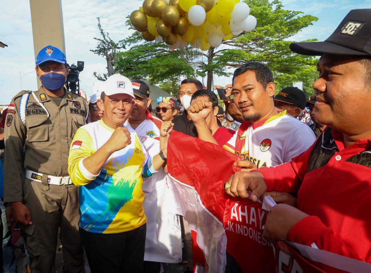 Gubernur Ansar Bagikan 2.000 Bendera Merah Putih di Karimun