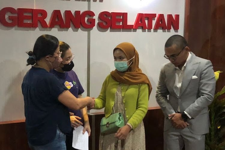 Sepakat Damai, Pegawai Alfamart Cabut Laporan Kasus Emak-emak Curi Coklat