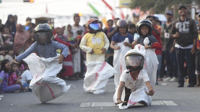 Balap Karung Jongkok Pakai Helm, Rawan Cedera Nggak Sih?