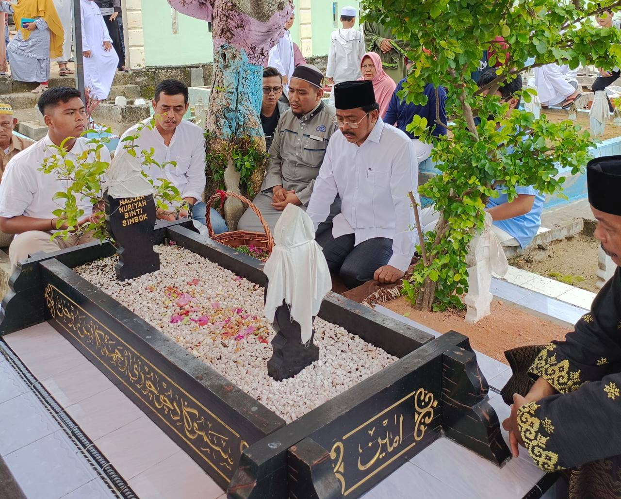 Tiba di Karimun, Mantan Gubernur Nurdin Basirun Sempatkan Ziarah ke Makam Orang Tua