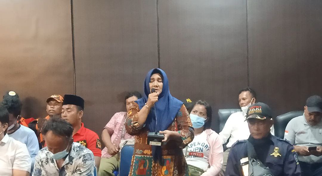 Keluarga Nelayan Menangis Mengadu ke DPRD Bintan 